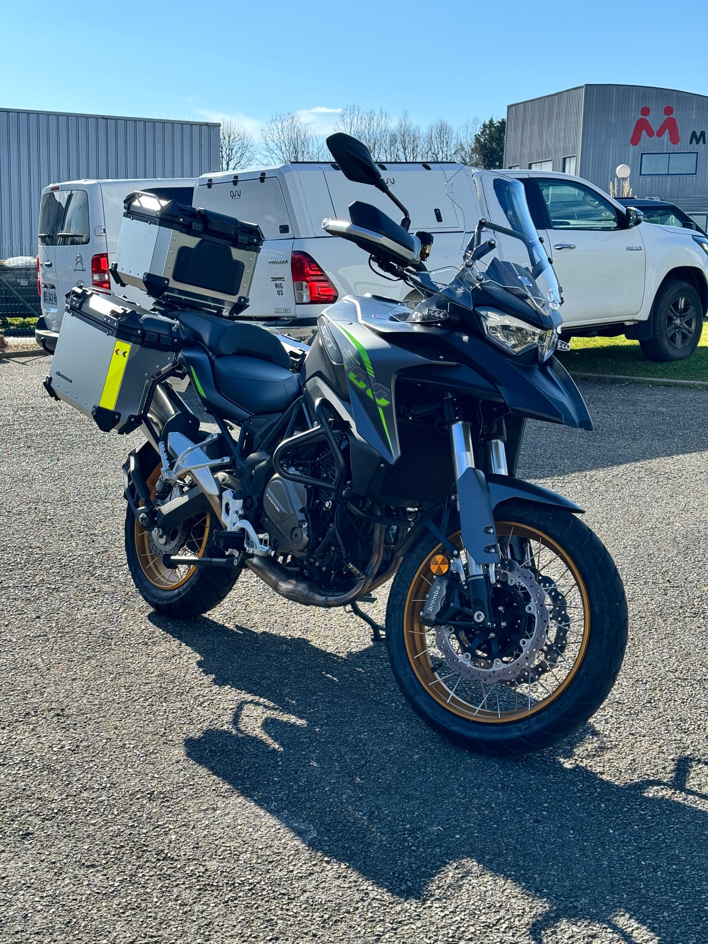 Louer une moto trail Qjmotor SRT 700 (à partir de 70€/j hors assurances)